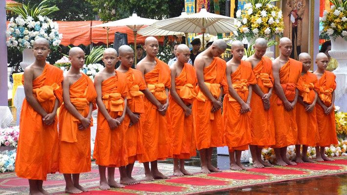 6. Chú tiểu đi tu: Chú tiểu đi tu là bài thuyết giảng vỡ lòng về chữ hiếu ở Thái Lan. Những ngày đầu khất thực, lần lượt mỗi ngày chú tiểu chỉ nhận được rác hoặc đất, đá trộn lẫn hay cháo nóng, chè lạnh... Cháo nóng hay chè lạnh đều làm phỏng tay khi bê bát. Những vất vả cực nhọc này chưa là gì so với những tháng năm mang nặng đẻ đau và nuôi con khôn lớn của cha mẹ. Ảnh: EPA.