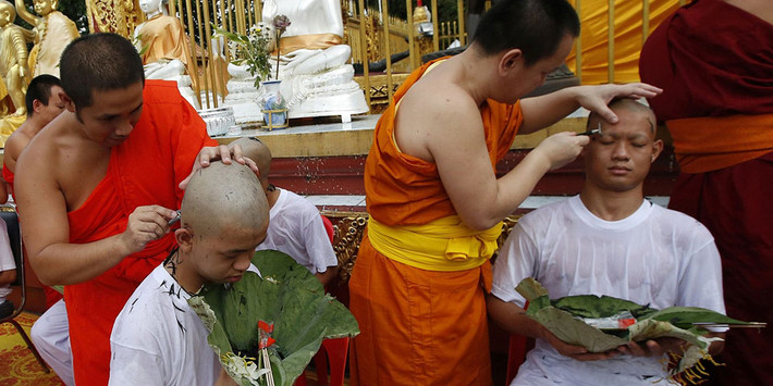 3. Đi tu: Đi tu là sự kiện quan trọng nhất trong đời người của người dân Thái Lan. Sư đến nhà, làm lễ, cạo tóc, chân mày, tắm và chúc phúc cho người đi tu. Cả nhà mở tiệc trọng thể, người đi tu mặc đồ trắng, ngồi xe hoa cùng cha mẹ. Người đi tu được bảo lưu công việc, thậm chí được trả lương trong thời gian đi tu nếu người đó đang làm việc có thu nhập thấp. Việc làm này giúp người đi tu toàn tâm toàn ý rèn luyện phẩm chất, học tập kiến thức và sẽ làm việc tốt hơn khi hoàn tất tu tập. Ảnh: Sakchai Lalit.