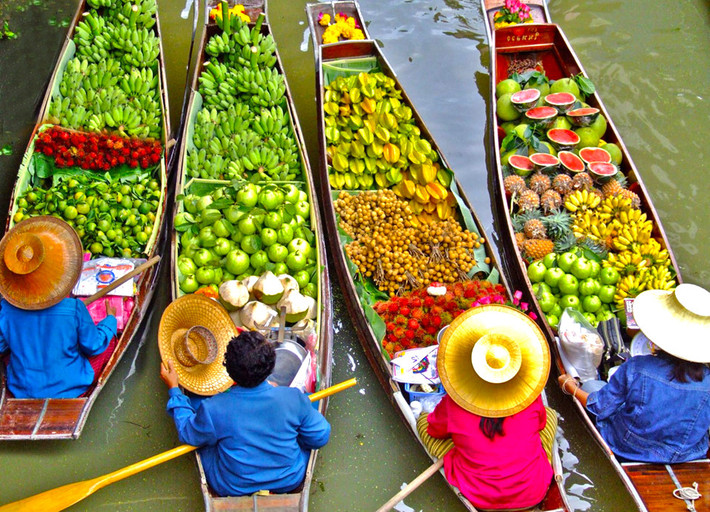 12. Nông nghiệp: Ngành nông nghiệp Thái Lan có những thành tựu vượt bậc nhờ đức Vua Rama IX. Ông là kỹ sư nông học tài ba với hàng nghìn sáng kiến khoa học nông nghiệp ứng dụng. Trong đó, hơn 100 sáng kiến của ông được thế giới công nhận, nổi bật nhất là phát kiến “làm mưa nhân tạo”. Lúa gạo, trái cây, rau củ của Thái Lan nổi tiếng và luôn đứng top đầu trên thế giới. Ảnh: Chilipastetour.