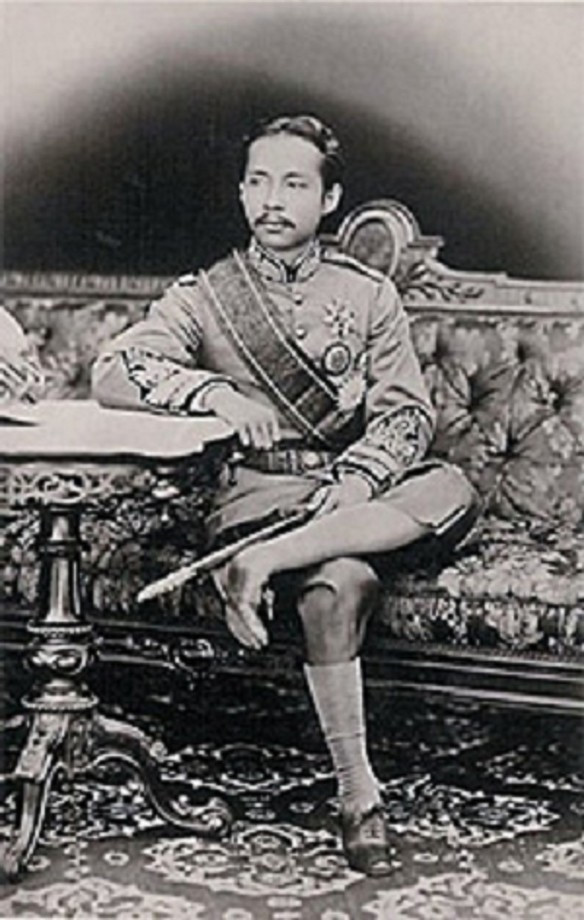 9. Vua: Đức vua của Thái Lan luôn được tôn kính. Một trong hai vị vua được người Thái tôn kính nhất là Bhumibol Adulyadej (5/12/1927-13/10/2016) còn gọi là Vua Rama IX, trị vì từ 9/6/1046 đến 13/10/2016, lâu nhất trong lịch sử Thái Lan, trải qua 30 đời thủ tướng. Ông là nhà nông học lỗi lạc, nhà quản trị tài ba và tấm gương mẫu mực về cuộc sống. Vị vua thứ hai là Ramma V, còn gọi là Chulalongkorn (20/9/1853-23/10/1910) cũng được người Thái gọi là “Đức Vua vĩ đại kính yêu”. Ảnh: Wikimedia, Getty Images.
