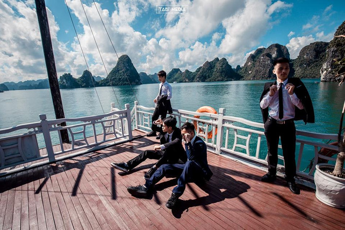 Phó nháy Ngô Anh Tuấn cũng nhận được rất nhiều lời khen ngợi khi đã khéo léo tạo ra được concept, màu sắc ấn tượng về phần hình ảnh và cách diễn phù hợp của các bạn nam sinh. Vì đều là con trai, ít có kinh nghiệm chụp ảnh nên không một ai trong số 20 nam sinh của lớp biết tạo dáng trước ống kính.