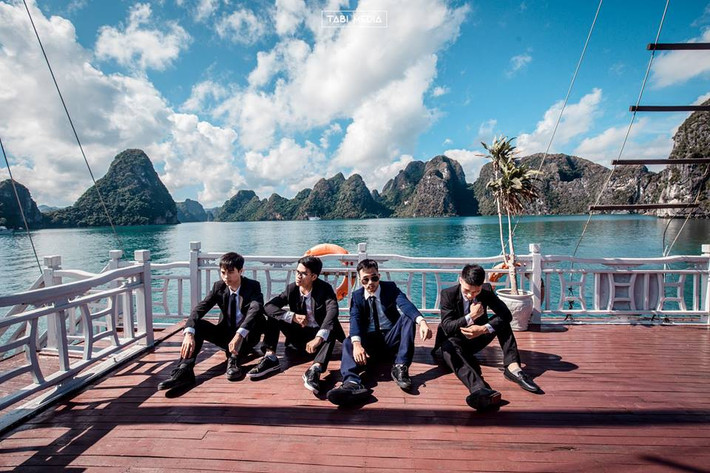 Cũng với mục đích và mong muốn tạo ra sự khác biệt, những kỷ niệm khó quên, tập thể lớp Cơ Điện Tử K54 - Đại học Giao thông vận tải Hà Nội đã cùng lên ý tưởng thực hiện một bộ ảnh kỷ yếu trên thuyền vô cùng ấn tượng. Các nam sinh tất cả đều mặc trang phục áo vest, quần tây, thắt cavat cực "ngầu". Bộ ảnh được đặt tên "Tập đoàn giao thông" cũng là để nhấn mạnh đến độ "chất" và "ngầu" mà các nam sinh đã thể hiện.