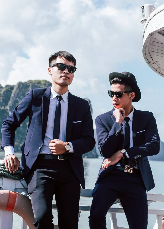 Và để tạo sự tự nhiên cho các chàng trai, phó nháy Ngô Anh Tuấn đã khuyến khích các bạn nên cố gắng phớt lờ ống kính cũng như người chụp, chỉ cần đứng, tạo dáng sao cho thật "ngầu", thật "bảnh" là được. Dù khá vất vả nhưng cuối cùng tất cả mọi người đã hoàn thành buổi chụp thành công mĩ mãn và thành quả đạt được sau đó xứng đáng để cả lớp ăn mừng.