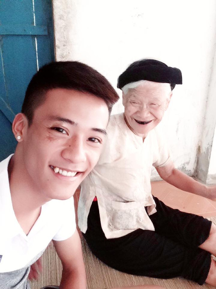 Đang là sinh viên năm cuối trường Đại học Công nghiệp Việt - Hung nhưng Đạt Cỏ lại có niềm đam mê ca hát cháy bỏng và từ khi được đông đảo bạn trẻ biết đến đến nay, Đạt Cỏ vẫn luôn sống trọn vẹn với đam mê ấy. Sở hữu giọng hát đầy nội lực và cực giống ca sĩ Tuấn Hưng, Đạt Cỏ không chỉ làm say lòng dân mạng với những clip cover đơn giản mà còn mạnh dạn tham gia một số cuộc thi ca hát trên mạng và giành được giải thưởng do khán giả bình chọn. Clip cover ca khúc "Tan" của Tuấn Hưng do Đạt Cỏ thể hiện cũng có đến hơn 1,2 triệu lượt xem trên Youtube và nó khiến ca sĩ nổi tiếng cũng phải để mắt tới tài năng trẻ này.