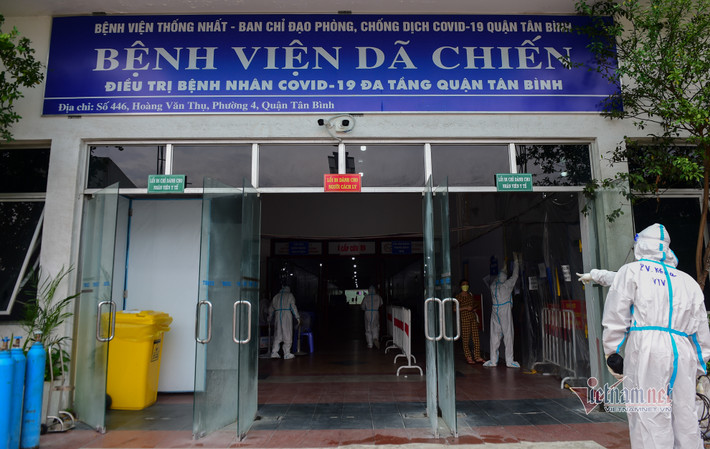 Bác sĩ Hồ Hữu Đức, Phó giám đốc Bệnh viện đa tầng Dã chiến số 19 cho biết, những ngày qua số ca F0 ngày càng tăng, số lượng bệnh nhân điều trị tại bệnh viện cao nhất từ lúc lập bệnh viện dã chiến đến nay gây áp lực cho khu điều trị. Hiện tại, bệnh viện đang tiếp nhận hơn 800 ca F0 ở các tầng.