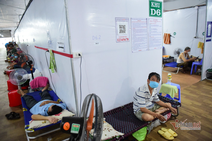 Ông Nguyễn Văn Hoà, 60 tuổi, điều trị Covid-19 đã gần 2 tuần. Do ông thuộc diện F0 triệu chứng nhẹ sắp được xuất viện nên bệnh viện kê giường cho ông ra ngoài hành lang, nhường chỗ cho bệnh nhân có triệu chứng nặng hơn.
