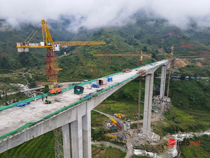 Cầu gồm 5 trụ và 2 mố, chiều dài của 3 nhịp chính lớn nhất là 132m. Bề rộng mặt cầu là 14,5m đảm bảo cho 4 làn xe lưu thông trên cầu. (Ảnh: Infonet).