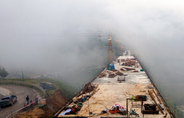 Ông Hồ Quang Niên - đại diện đơn vị nhà thầu cho báo chí biết: "Hiện nay cầu Móng Sến đã đi vào giai đoạn cuối. Sau khi tiến hành hợp long cầu, chúng tôi sẽ tiến hành kéo cáp treo, thi công lan can, thảm nhựa mặt cầu và sơn vạch kẻ đường, lắp khe co giãn và các rãnh thoát nước mặt cầu. Đơn vị thường xuyên giám sát công tác an toàn lao động, an toàn phòng dịch Covid-19 trên công trường". (Ảnh: Nhà báo và Công luận).
