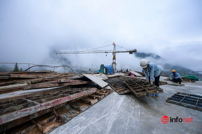 Trên công trường công nhân đang gấp rút hoàn thiện dự án. (Ảnh: Infonet).
