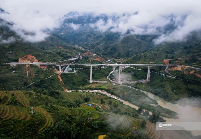 Cầu Móng Sến là cây cầu cạn vượt địa hình có trụ cầu cao nhất Việt Nam đến thời điểm hiện tại. Cầu có chiều dài hơn 600m, nối từ khu vực chân dốc lên đỉnh dốc ba tầng. Từ mặt bệ trụ lên tới đỉnh cầu là hơn 80m. (Ảnh: Người đưa tin).