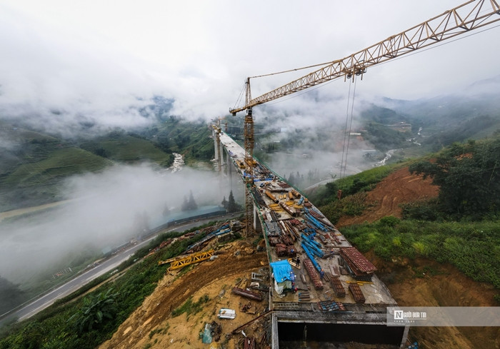 Cầu được áp dụng công nghệ đúc hẫng cân bằng, cáp dự ứng lực căng kéo ngoài. Đây là công nghệ cáp dự ứng lực ngoài căng cả bó gồm 22 tao cáp lần đầu được sử dụng cho cầu lớn đúc hẫng cân bằng tại Việt Nam. (Ảnh: Người đưa tin).