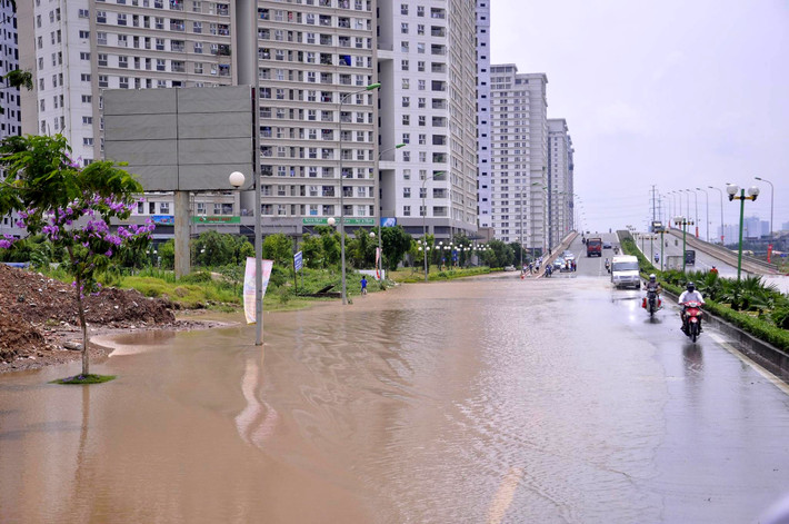 Nước đã rút bớt so với hôm qua, nhưng mực nước vẫn sâu, các phương tiện di chuyển thông thường của người dân vẫn không thế di chuyển ra ngoài khu vực tòa nhà. Giao thông tại đây vẫn đang bị cô lập.