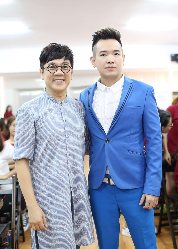 Nam ca sĩ cũng có dịp hội ngộ cùng nghệ sĩ đàn anh Thành Lộc tại sự kiện.