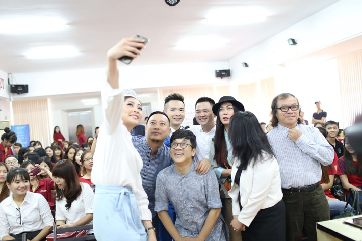 Việt Quang cùng dàn nghệ sĩ lớn tại sự kiện: NSUT Thành Lộc, Kim Khánh, NTK Võ Việt Chung và Hoa hậu đại dương Đặng Thu Thảo.