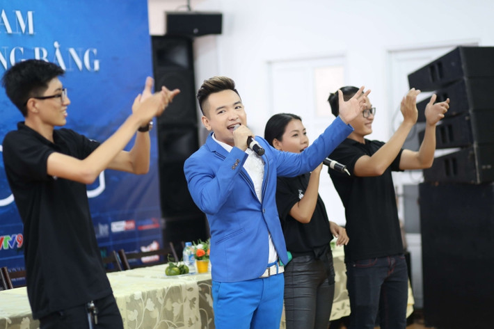 Không chỉ tham gia trình diễn, Việt Quang còn cùng các khách mời chia sẻ nhiều câu chuyện về bảo vệ môi trường, truyền thông điệp kêu gọi cộng đồng chung tay xây dựng và gìn giữ các bãi biển Việt Nam trong xanh, không rác thải.