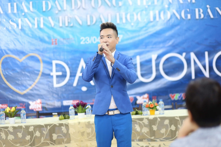 "Thị trường âm nhạc không còn giống như thời vàng kim ngày xưa của tôi. Khoảng 2, 3 năm khảo sát, tôi nhận ra đây là thời điểm của mình, mình phải bất lấy thời cơ. Tôi phải trở lại với khán giả của tôi”, anh chia sẻ về lý do của lần trở lại này.