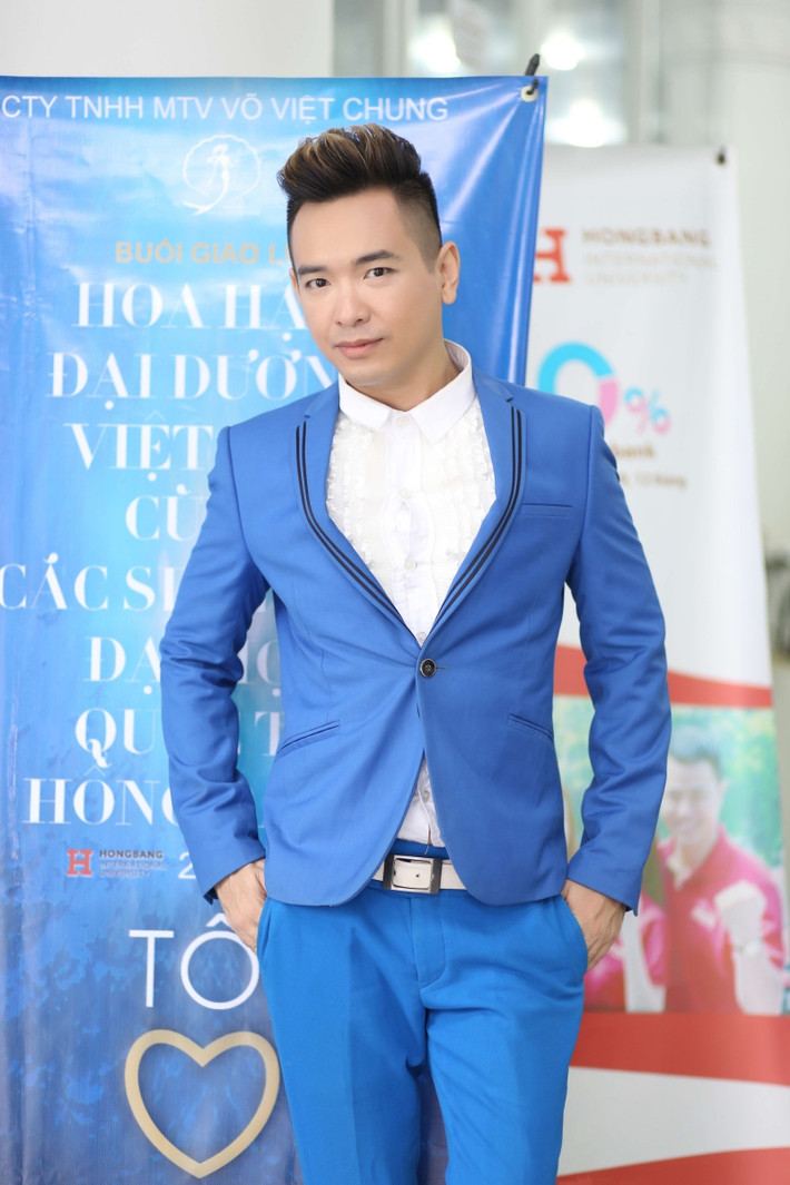 Xuất hiện trong vai trò ca sĩ khách mời trong một sự kiện của cuộc thi Hoa hậu đại dương, ca sĩ Việt Quang gây chú ý sau thời gian dài "biến mất" khỏi showbiz.