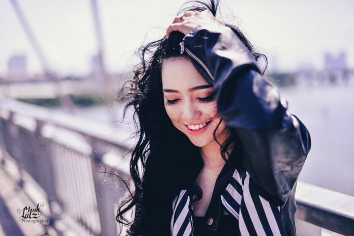 Cô búp bê xinh đẹp tên thật là Lê Võ Huỳnh Nga, sinh năm 1995, đang sinh sống và làm việc tại TP HCM. Huỳnh Nga từng được biết đến là một nữ MC trực tuyến khá hot trên mạng trong khoảng 1 năm trở lại đây.