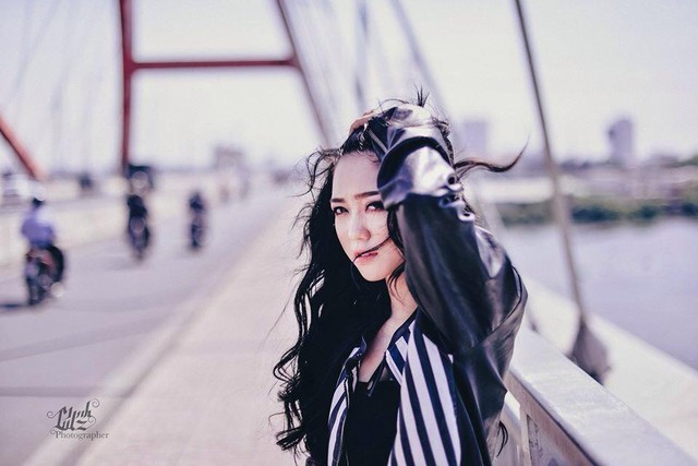 Huỳnh Nga có năng khiếu về hát, chất giọng trong trẻo và rất truyền cảm. Còn về khả năng chơi chơi đàn, cô bạn sinh năm 1995 cho biết mọi kỹ năng là đều do cô tự học, tự mày mò.