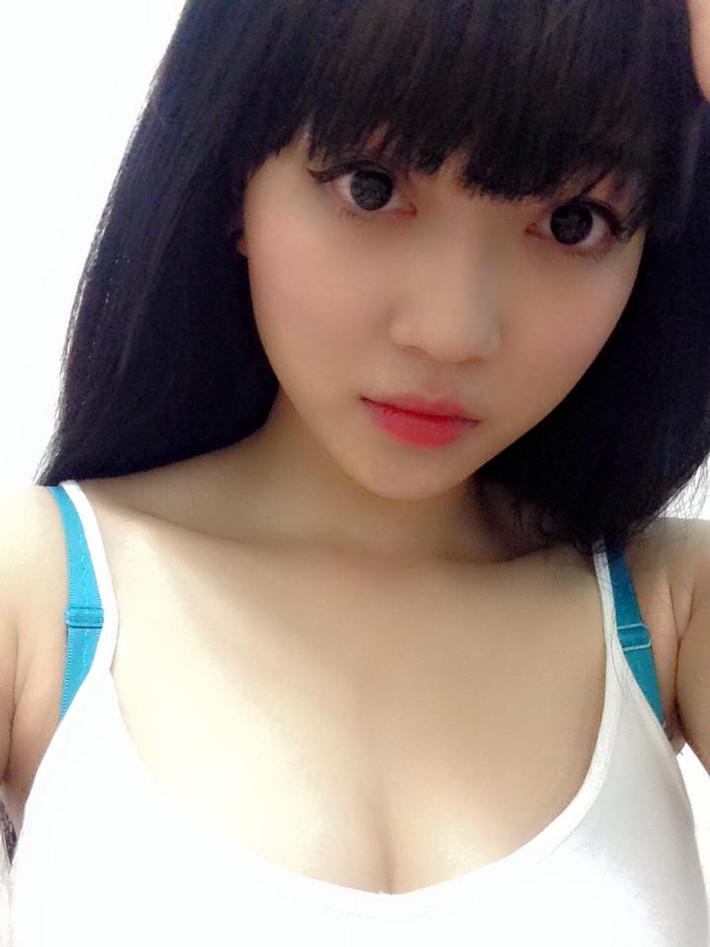 Qua một ngày xuất hiện trên mạng, clip của Yori Lê nhận gần 10 nghìn lượt thích. Dân mạng Việt cũng bắt đầu quan tâm, tò mò về cô búp bê xinh đẹp đàn hay hát giỏi này. Theo tìm hiểu, Yori Lê cũng không phải là một gương mặt quá lạ lẫm với dân mạng, giới trẻ Việt.