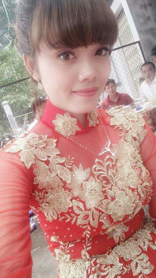 Cô dâu Anh Thư nén nỗi đau, cố gắng vui vẻ trong ngày lễ vu quy của mình.