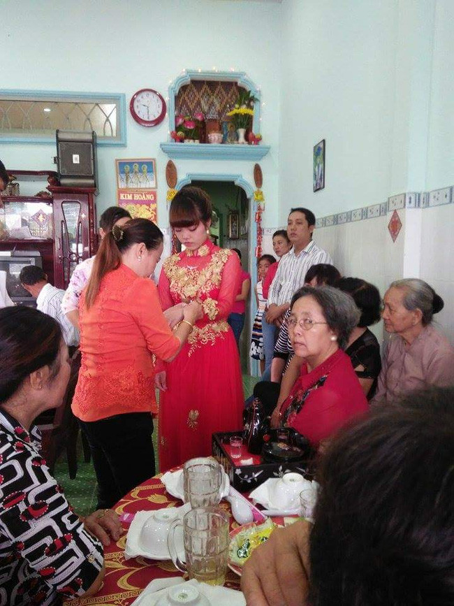 Cô dâu được bố mẹ trao hồi môn như mọi đám cưới khác, chỉ tiếc rằng mọi thủ tục đó không có sự xuất hiện của chú rể.