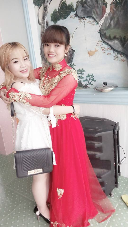 Bạn bè đến chúc mừng cho cô dâu Anh Thư trong hôn lễ. Trước ngày làm đám cưới, Anh Thư đã có thai và giờ đây sau 4 tháng kết hôn, cô dâu 9X đã chuẩn bị lâm bồn. Câu chuyện tình buồn của họ đã mở ra một trang mới tươi vui hơn. Rất nhiều người đã gửi lời chúc cho mẹ con cô với hi vọng "giọt máu" kết tinh tình yêu của cặp đôi sẽ ra đời mạnh khỏe.