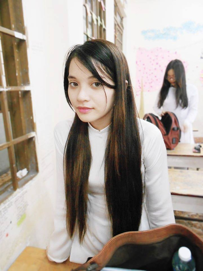 Đoàn Tiên sinh năm 1997, hiện đang là sinh viên năm 2 ngành Thiết kế Thời trang ĐH Hoa Sen – TP HCM. Cô cho biết, cha mẹ mình đều là người Việt nhưng ông ngoại là người Pháp nên cũng nhờ đó Đoàn Tiên có ngoại hình hơi khác người bình thường. Nhiều người nhận xét, sở dĩ Đoàn Tiên trang điểm và tạo cho mình lối sống cổ quái không ngoài mục đích muốn tạo sự chú ý để nổi tiếng. Bức hình Đoàn Tiên chụp cách đây vài năm khi cô bạn vẫn còn mặc áo dài rất thuần Việt chứ không hề nổi loạn như hiện tại.