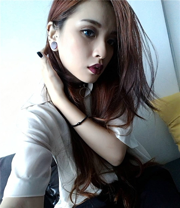 Đoàn Tiên, cô bạn hot teen Sài thành đang gây ấn tượng mạnh trong cộng đồng mạng Việt bởi phong cách thời trang nổi loạn và cá tính đặc biệt, thích xỏ khuyên khắp môi. Nhiều người sẽ không khỏi giật mình khi lần đầu chiêm ngưỡng các bức hình của Đoàn Tiên vì số lượng khuyên trên môi của cô nàng.
