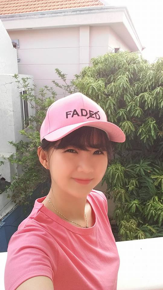 Theo tìm hiểu, cô giáo thực tập xinh đẹp Nguyễn Như Linh từng học tập tại Đại học Nông lâm TP HCM. Cô nàng 9X đến thực tập tại trường THPT Nguyễn Huệ và phụ trách môn Công nghệ. Nhờ những ấn tượng và sự nghịch ngợm từ các bạn học sinh trong lớp mà Như Linh đã vô tình nổi tiếng, trở thành nhân vật được rất nhiều bạn trẻ, cư dân mạng khen ngợi. Vẻ ngoài dễ thương, trong veo của cô giáo trẻ là ấn tượng khiến bất kỳ ai cũng có thể yêu mến cô ngay từ cái nhìn đầu tiên.