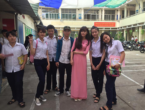 Hồi tháng 10/2014, cô giáo Phương cũng từng gây sốt trên cộng đồng mạng Việt với đoạn clip quay trong lớp học khi cô bị chính học sinh của mình trêu chọc vì... quá thấp. Cô giáo Phương bị học trò gạ so chiều cao và những cử chỉ vừa có phần thẹn thùng, vừa rất dễ thương đó là "đánh yêu" học sinh của cô đã khiến nhiều dân mạng như "ngất lịm". Sau đoạn clip này, danh tính và những thông tin cá nhân của cô Phương cũng đã được lan truyền khá rộng rãi.