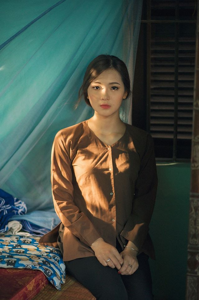 Tuy nhiên, nhìn về tổng thể vẫn có thể thấy được sự nỗ lực, cố gắng của bản thân Thu Hương và cả người chụp ảnh. Do hóa thân thành thôn nữ nên Thu Hương đã chọn trang phục quần áo nâu sòng khá chính xác, ngoài ra cũng cố gắng để kiểu tóc đơn giản nhất có thể, góp phần tạo ra vẻ đẹp giản dị, thân quen nhưng vẫn đầy sức cuốn hút của một cô gái vùng thôn quê.