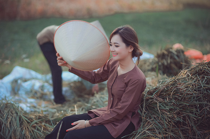 Nhiều dân mạng đã nhanh chóng nhận ra thôn nữ xinh đẹp trong bộ ảnh mới đang gây chú ý chính là Thu Hương, cô gái từng hóa thân thành "hot girl dân tộc" vui đùa bên suối từng gây "bão" trên mạng xã hội Việt cách đây chưa lâu. Lần này, với một tạo hình và concept mới, Thu Hương vẫn xinh đẹp tuyệt vời, giữ nguyên những nét tươi tắn, ấn tượng từng khiến biết bao chàng trai như phát sốt.