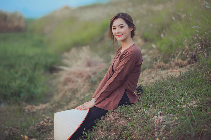 Trong bộ ảnh mới của nhiếp ảnh gia Chau Nguyen Jr., hình ảnh một cô thôn nữ xinh đẹp, dễ thương đã khiến biết bao dân mạng, các chàng trai thích thú, thầm thương trộm nhớ. Bộ ảnh được nhiều người chia sẻ, đăng tải trên nhiều trang tin dành cho giới trẻ với dòng bình luận, phản hồi rất tích cực. Ánh mắt, nụ cười của cô gái trẻ hòa trộn với khung cảnh đậm chất thôn quê, đồng nội tạo ra nhiều cảm nhận thú vị cho người xem ảnh và sự tò mò về nữ nhân vật chính.