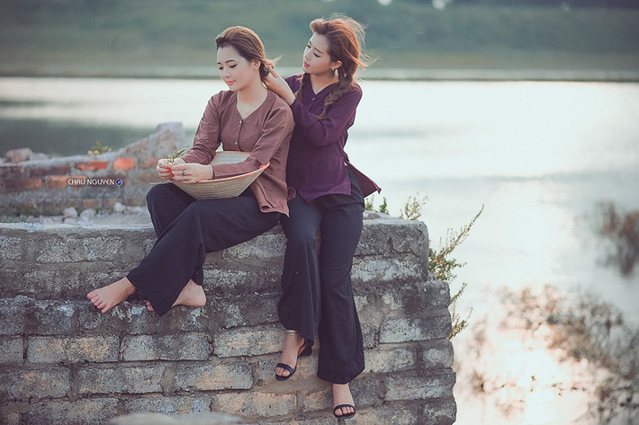 Được biết, ngoài Thu Hương, bộ ảnh thôn nữ gây sốt mới đây còn có sự góp mặt của một người mẫu nữ khác cũng rất xinh đẹp. Cô gái được nhắc đến ở đây là Thùy Dương, cũng là một teen girl xinh xắn không kém Thu Hương nhưng do chưa được biết đến từ trước nên có vẻ cô nàng nhận được ít sự quan tâm hơn người bạn của mình.