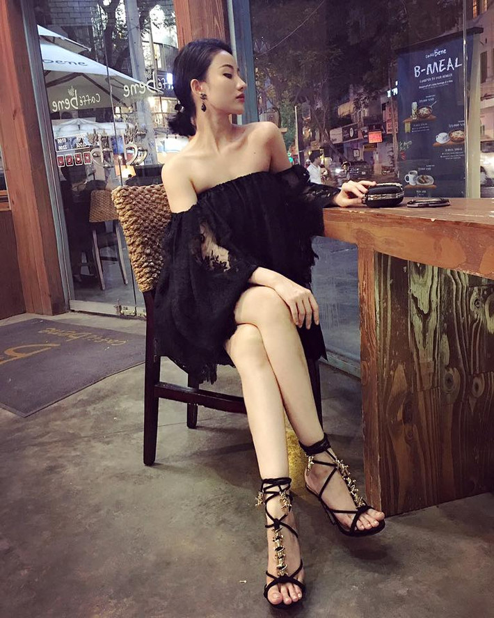 Một điều đáng chú ý khác là năm nay đã bước sang tuổi 29 nhưng Meo Meo có khuôn mặt và ngoại hình vẫn tràn đầy sức trẻ, sánh ngang rất nhiều cô gái kém mình vài tuổi. Thậm chí, sau vài năm Meo Meo hiện tại còn xinh đẹp, sang trọng và gợi cảm hơn rất nhiều. Dù đã sinh con nhưng cô nàng hot girl 8X này vẫn giữ được vóc dáng, thân hình rất đẹp và đáng ngưỡng mộ.