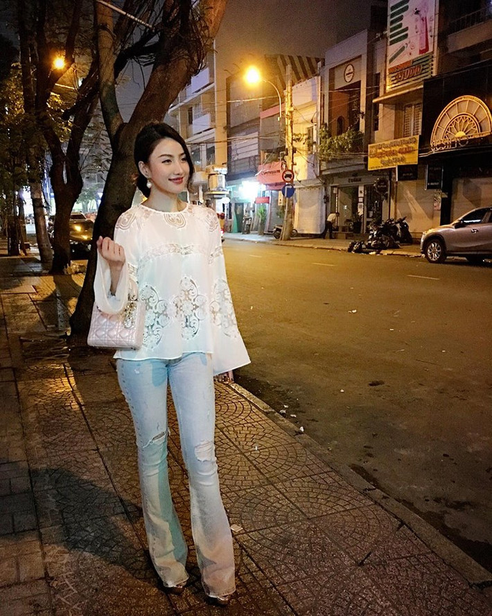 Giống như nhiều hot girl thế hệ 8X khác, hot girl nổi tiếng Meo Meo – tên thật là Lê Như Thùy, sinh năm 1987 hiện đã lập gia đình và sinh con. Dù đã sinh con được 4 năm nay, cuộc sống có nhiều thay đổi nhưng nếu ngắm nhìn Meo Meo ở hiện tại, dân mạng, giới trẻ Việt vẫn nhận ra ngay cô nàng “ăn chơi nức tiếng” ngày nào với vẻ bề ngoài rất sang trọng.