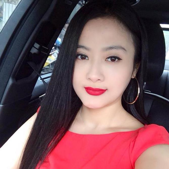 Thúy Loan cũng là một tín đồ sài hàng hiệu và mê túi xách của Chanel. Cô tậu cho mình túi Chanel với các dòng khác nhau như Chanel boy, Chanel Classic và nhiều loại giày, kính sang chảnh khác.