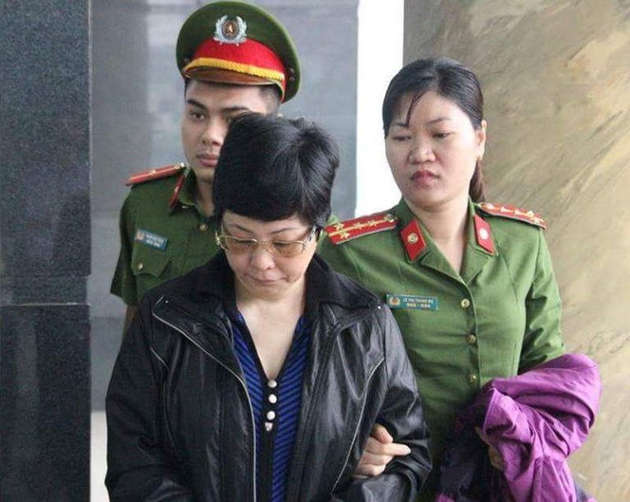 Cựu ĐBQH Châu Thị Thu Nga xuất hiện tại phiên xét xử phúc thẩm với vẻ mặt buồn, luôn cúi đầu...