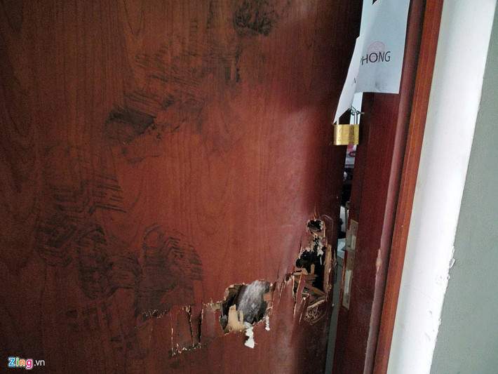 Nhiều tờ giấy niêm phong bị bong tróc, không ít cửa nhà đã bị phá hỏng khi lực lượng PCCC vào nhà kiểm tra.