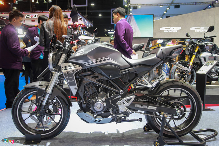 Honda CB300R giống phiên bản thu nhỏ của "đàn anh" Honda CB1000R do mang thiết kế Neo Sports Cafe. Nét đặc biệt của lối thiết kế này là sự pha trộn giữa đèn pha tròn trên một tổng thể cơ bắp và đuôi xe ngắn