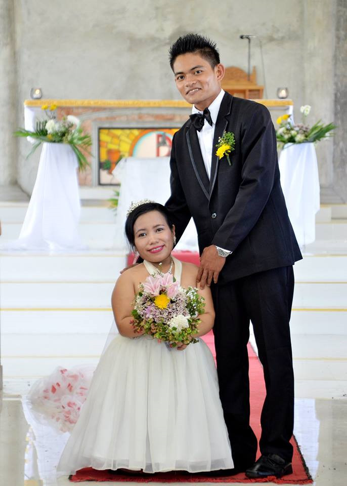 Theo Pilipino News, chị Dallaine Mae Tac-an (31 tuổi) và anh Felomino Lumanao là nhân vật chính trong câu chuyện tình "đũa lệch" khiến nhiều người ngưỡng mộ.