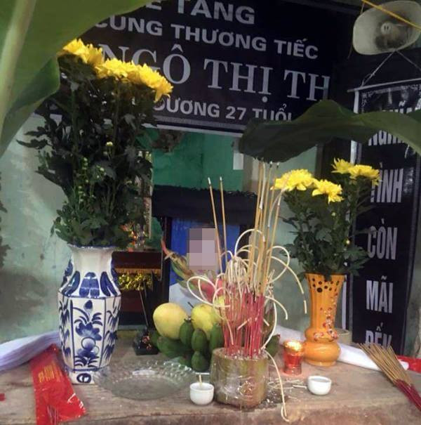 Nhìn vào di ảnh của chị Thu, những người thân, hàng xóm của nạn nhân lại quay sang người con trai 45 ngày tuổi mà ứa nước mắt vì cháu khát sữa mẹ, khóc quấy liên tục.