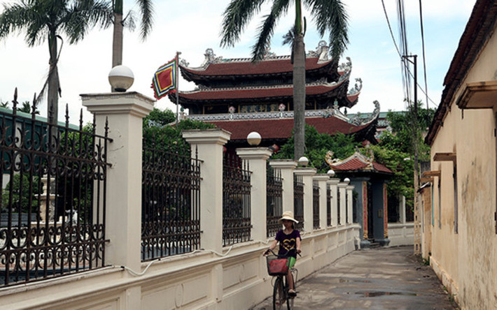 Trong làng có hơn 10 nhà thờ họ hoành tráng, mỗi nhà thờ họ mang một phong cách khác nhau và có giá trị nhiều tỷ đồng. Ngoài ra, làng Mẹo còn có cả một khu mua sắm hiện đại.
