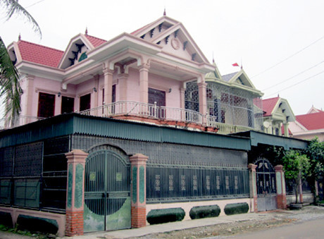 Quá nổi tiếng về độ giàu có, từ đầu đến cuối làng ở Diễn Tháp, chi chít những ngôi biệt thự trị giá hàng chục tỉ, xe hơi chất dài thành hàng.