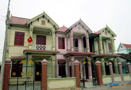 Từ việc đi thu gom phế liệu để kiếm sống qua ngày, dân làng ở Diễn Tháp, huyện Diễn Châu, tỉnh Nghệ An đã trở thành những tỉ phú với ô tô, biệt thự sang trọng.