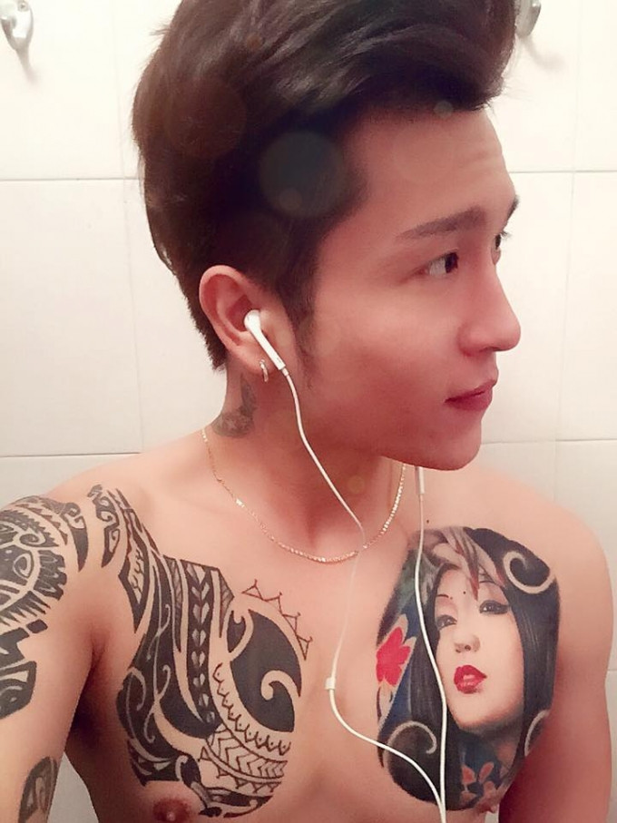 Đặc biệt Duy Vũ sở hữu khá nhiều hình xăm độc đáo và mới đây anh đã khoe 2 hình xăm lớn nhất nằm hai bên ngực khiến nhiều cô gái, bạn trẻ xem clip “Vợ người ta” phải tròn mắt ngắm nhìn. Theo giải thích của Duy Vũ, hình bên ngực trái anh xăm là Geisha, một biểu tượng văn hóa nghệ thuật của phụ nữ Nhật Bản.