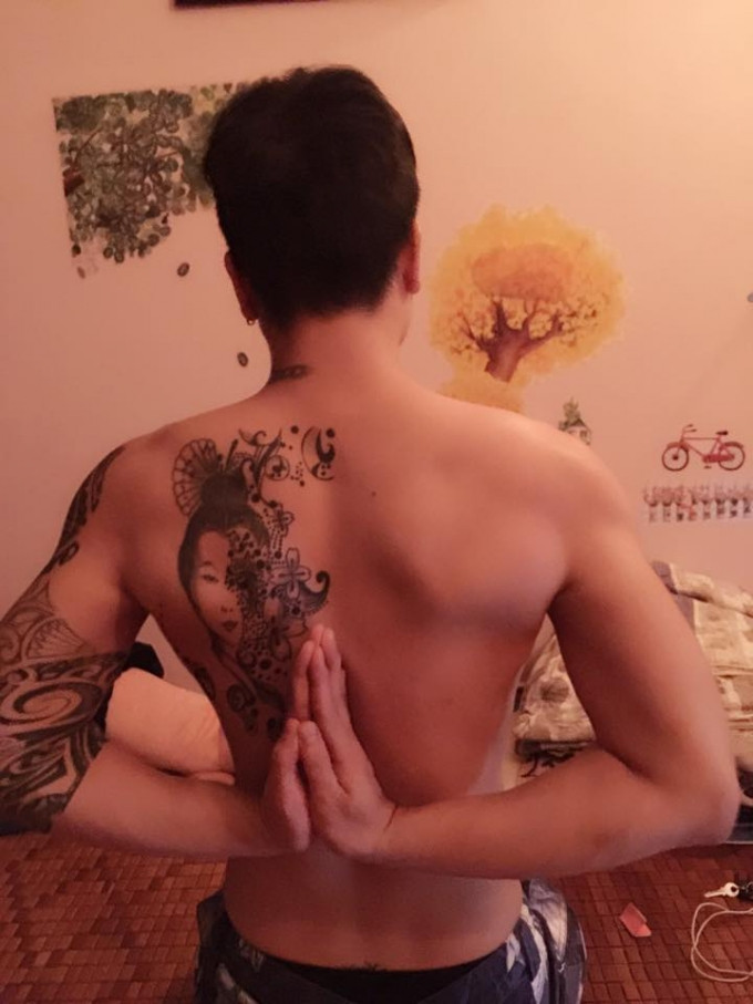 Bị cuốn hút bởi vẻ bí ẩn, xinh đẹp của Geisha và những người phụ nữ Nhật Bản nói chung nên Duy Vũ đã chọn xăm hình này lên ngực. Ngoài ra anh chàng mê xăm trổ này còn sở hữu 4 hình xăm khác trên cơ thể và đa phần chúng đều có kích thước lớn.