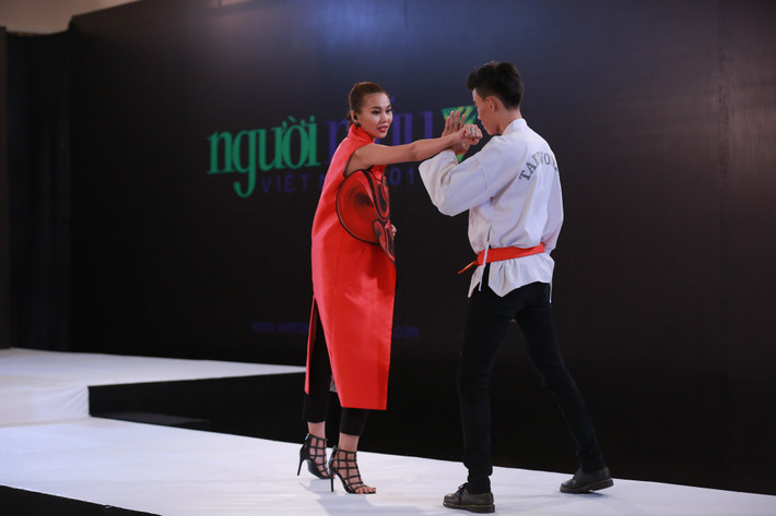 Một thí sinh nam không ngại thách thức giám khảo Thanh Hằng một màn “thí võ”.