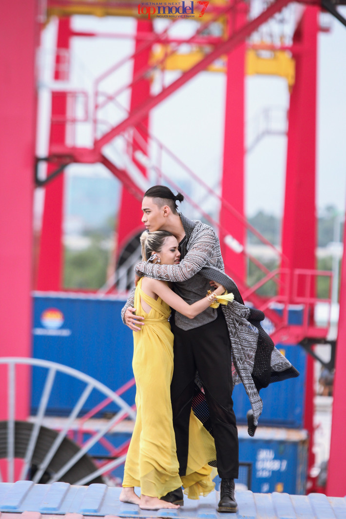 Duy Dương, nam thí sinh điển trai đã đứng ngay vạch xuất phát để động viên, an ủi, giúp đỡ những thí sinh nữ vượt qua nỗi sợ độ cao. Sau cái ôm thắm thiết này, nữ thí sinh đã quyết tâm đối diện với sự ám ảnh của đời mình để vượt qua thử thách.